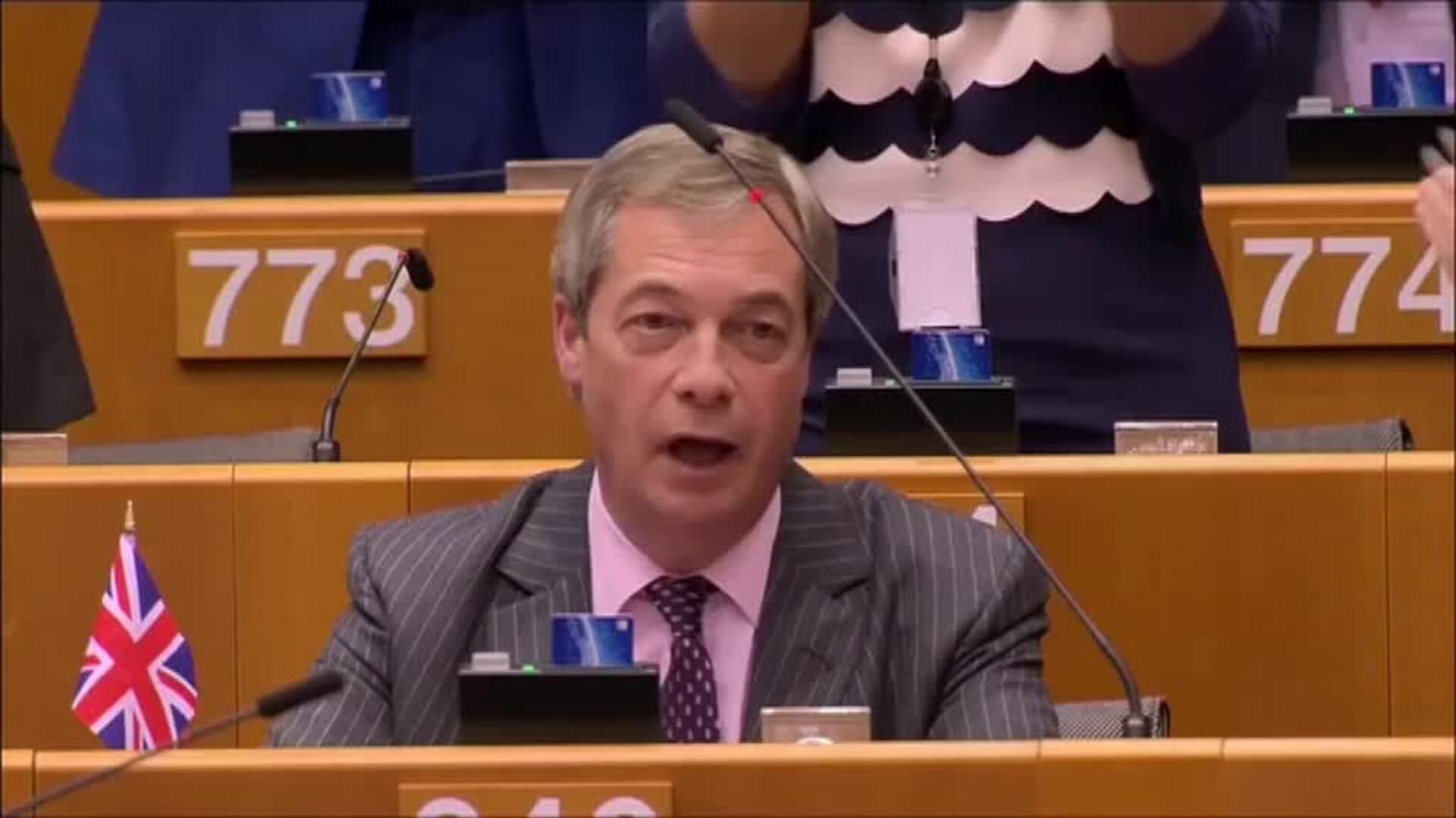 Los británicos se despiden del Parlamento Europeo ondeando banderas