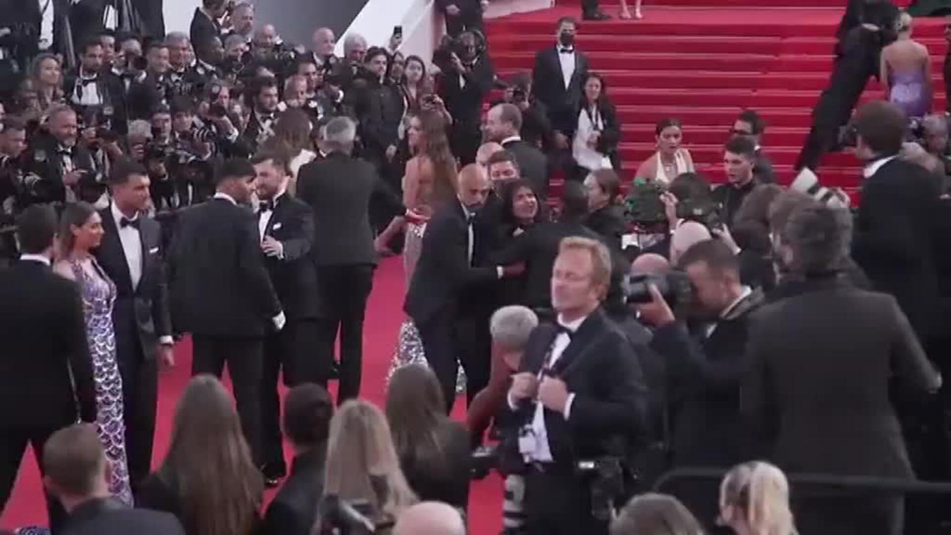 Una mujer desnuda irrumpe en la alfombra roja de Cannes para protestar por la guerra de Ucrania