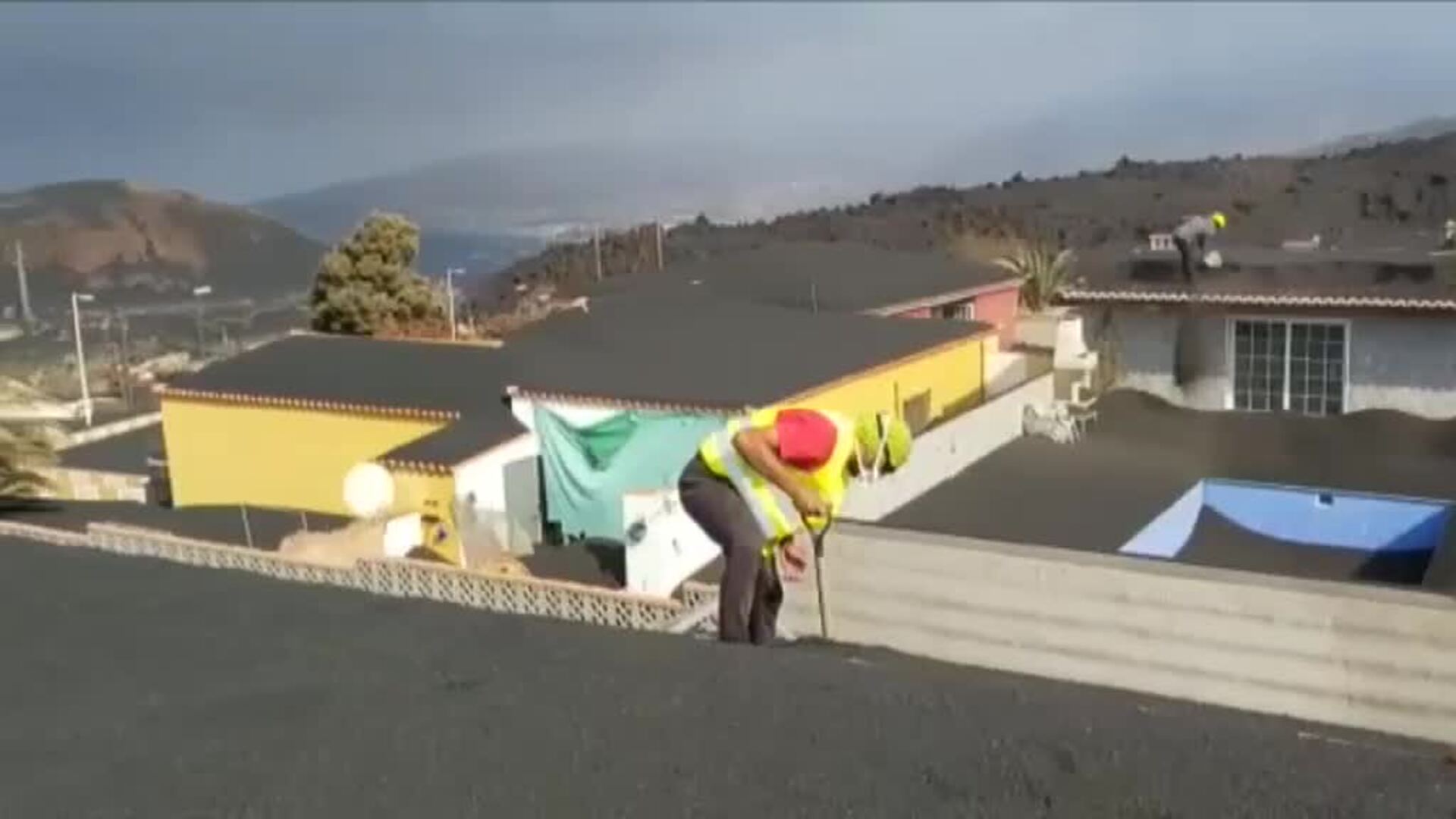 Decenas de voluntarios trabajan en la retirada de la ceniza volcánica de las calles y casas de La Palma