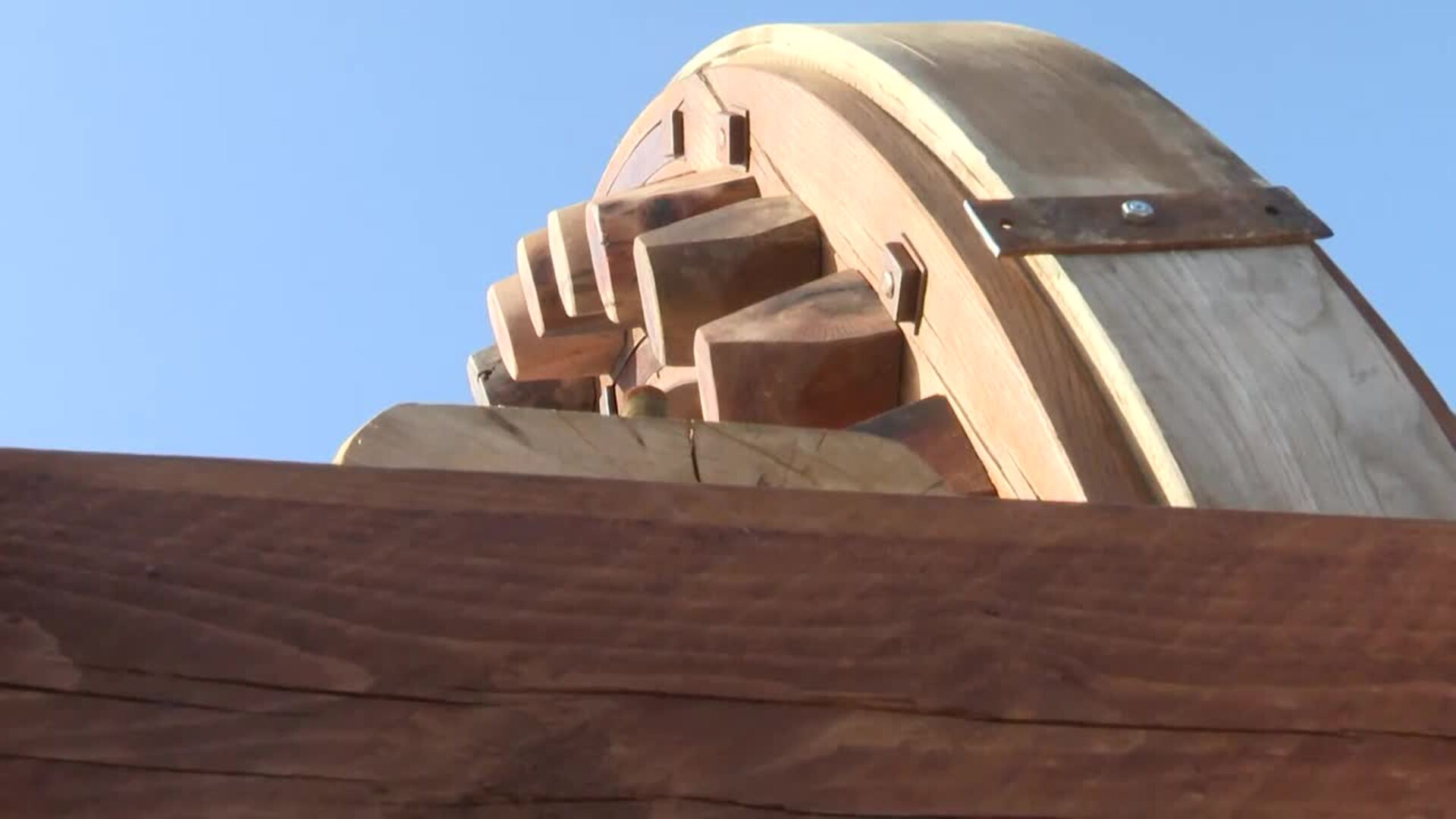 Eje de giro y rueda catalina ya reposan en el Molino Sansón Carrasco de Puerto Lápice