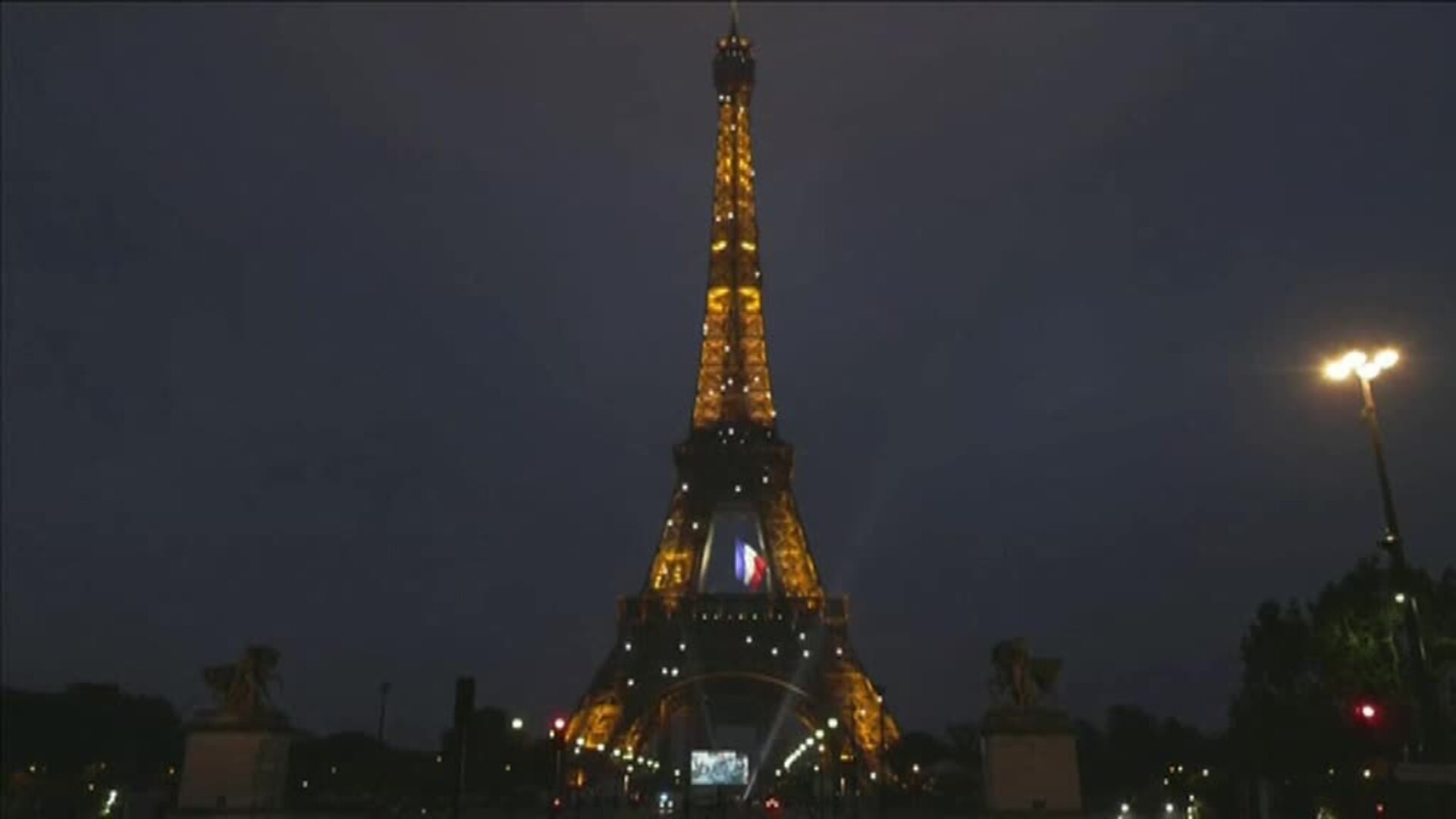 Homenaje en París a los que luchan en primera fila