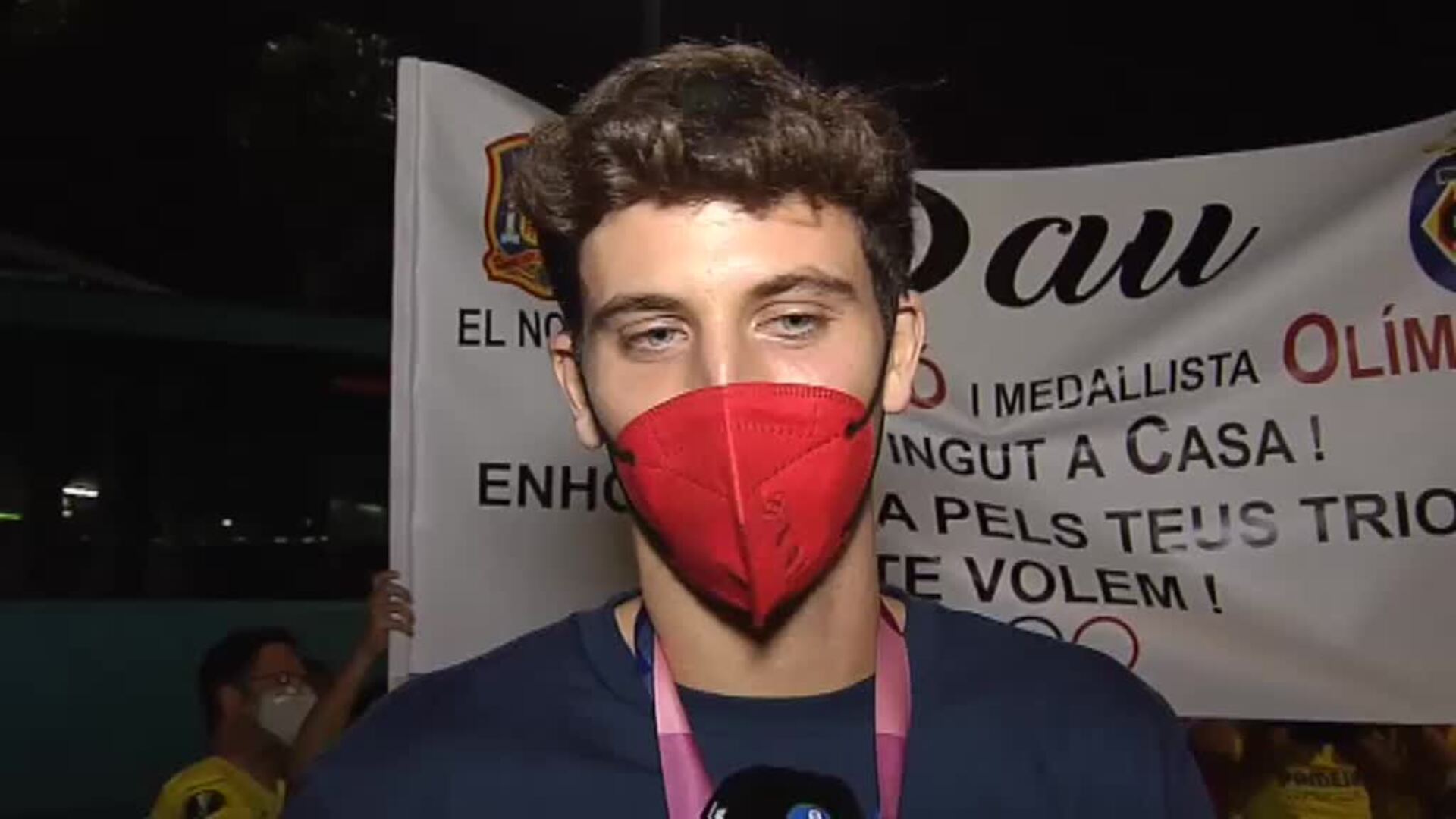 El futbolista Pau Torres vuelve a casa feliz con la medalla de plata lograda en Tokio