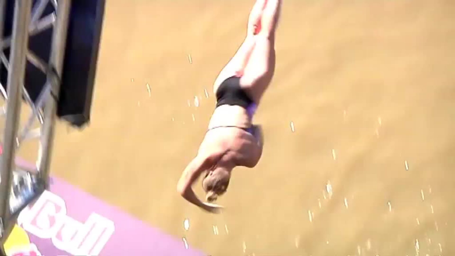 La competición de saltos acrobáticos Red Bull Cliff Diving vuelve a Bilbao