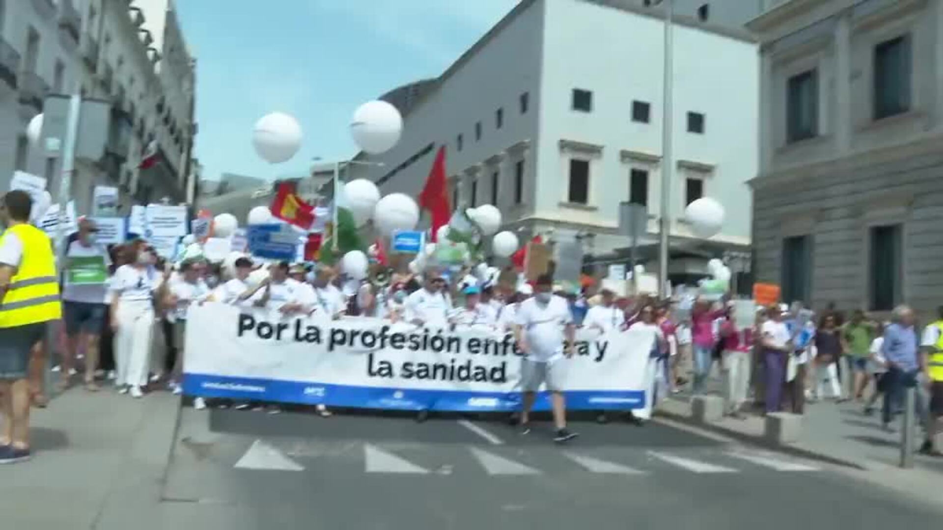 Miles de profesionales de la enfermería protesta contra la precariedad del sector