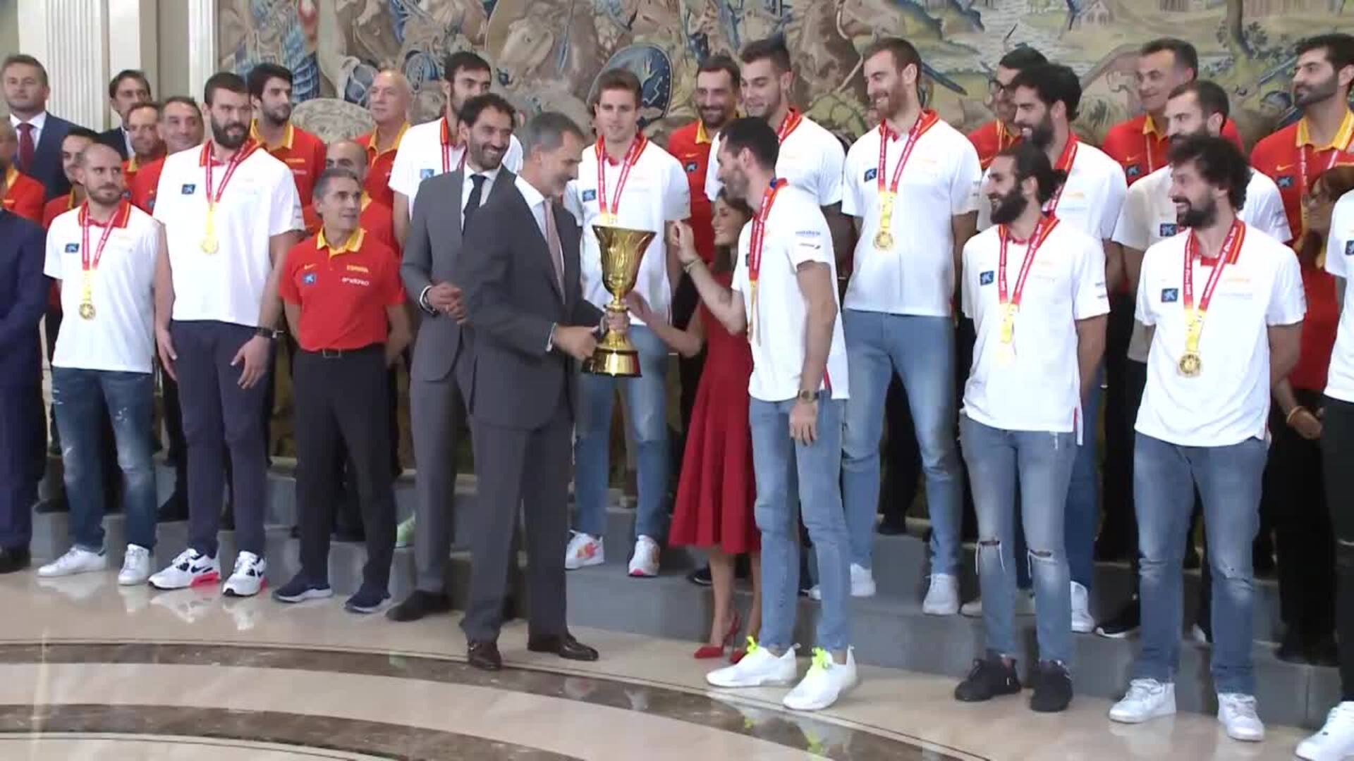 Los Reyes posan junto a la selección española de baloncesto