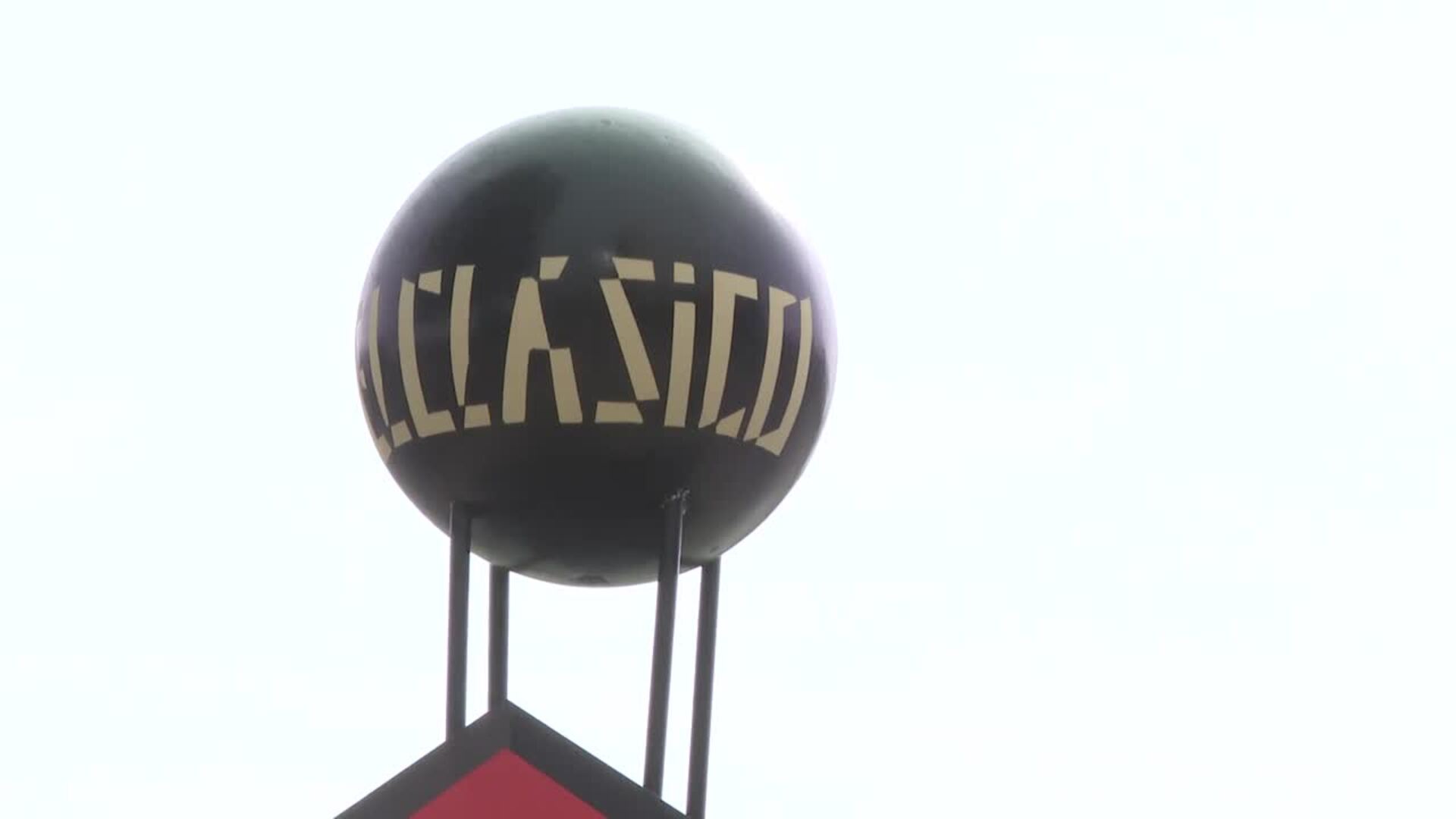 El Clásico se vive en la capital con eventos y figuras promocionales