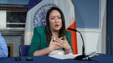 Nueva York prohibirá el uso de celulares en la jornada escolar