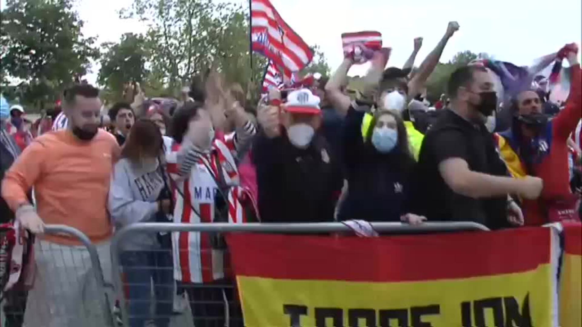 Locura de los aficionados del Atlético en las inmediaciones del José Zorrilla