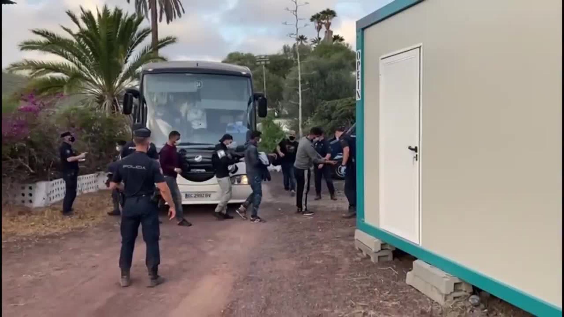 Inmigrantes de Arguineguín llegan al CATE de Barranco Seco