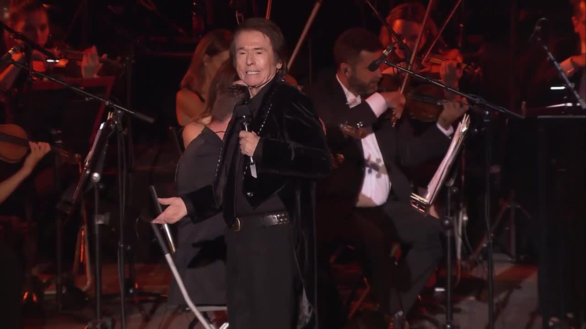 Raphael repasa sus grandes clásicos con la sinfónica de Málaga en Starlite