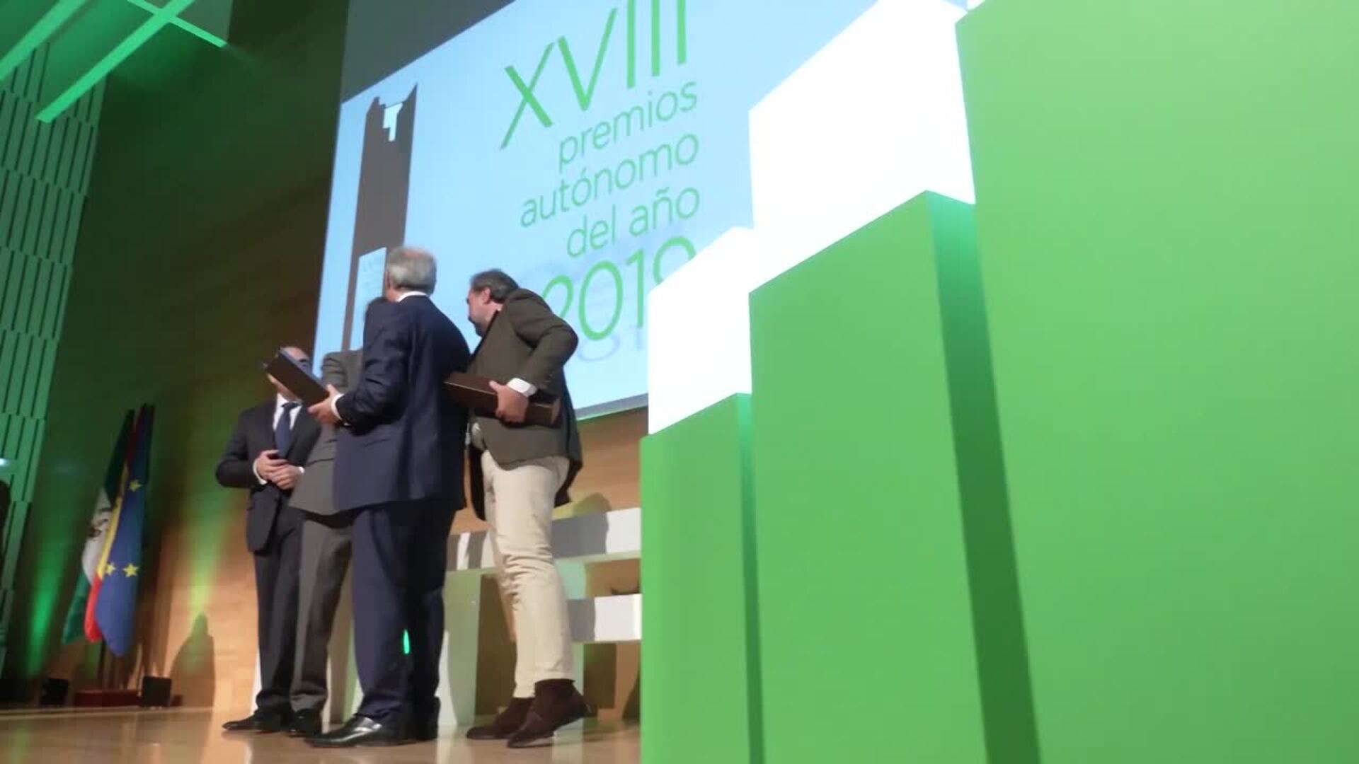 Moreno recibe el Premio Autónomo del Año 2019 a la Junta de Andalucía