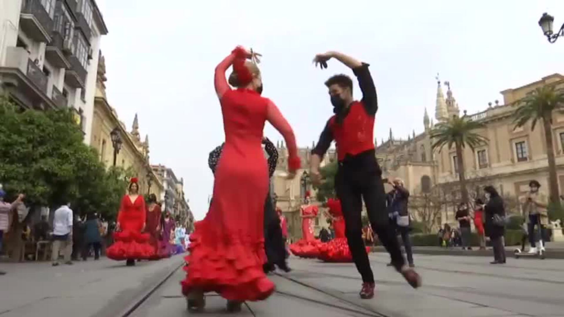 La moda flamenca protesta a todo color