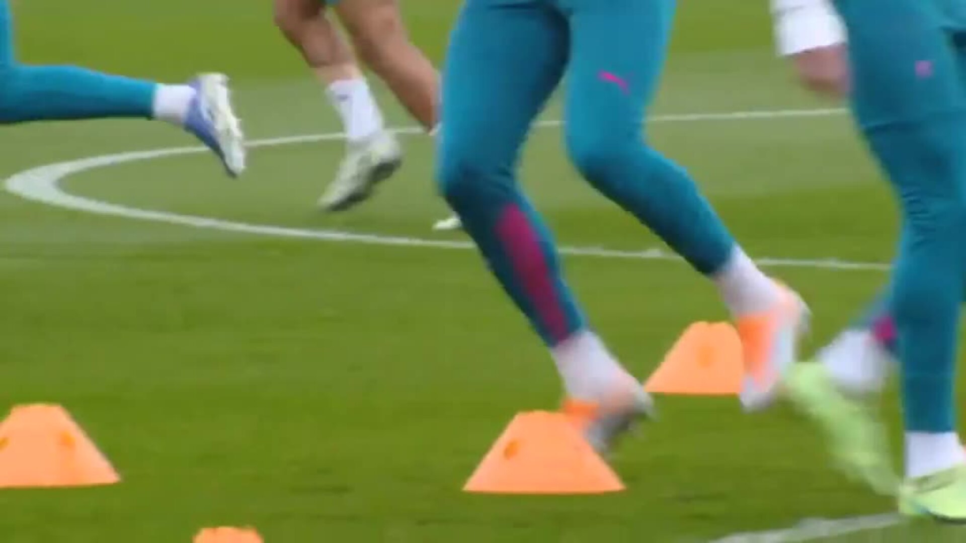 Guardiola dirige el último entrenamiento del City antes de viajar a Madrid