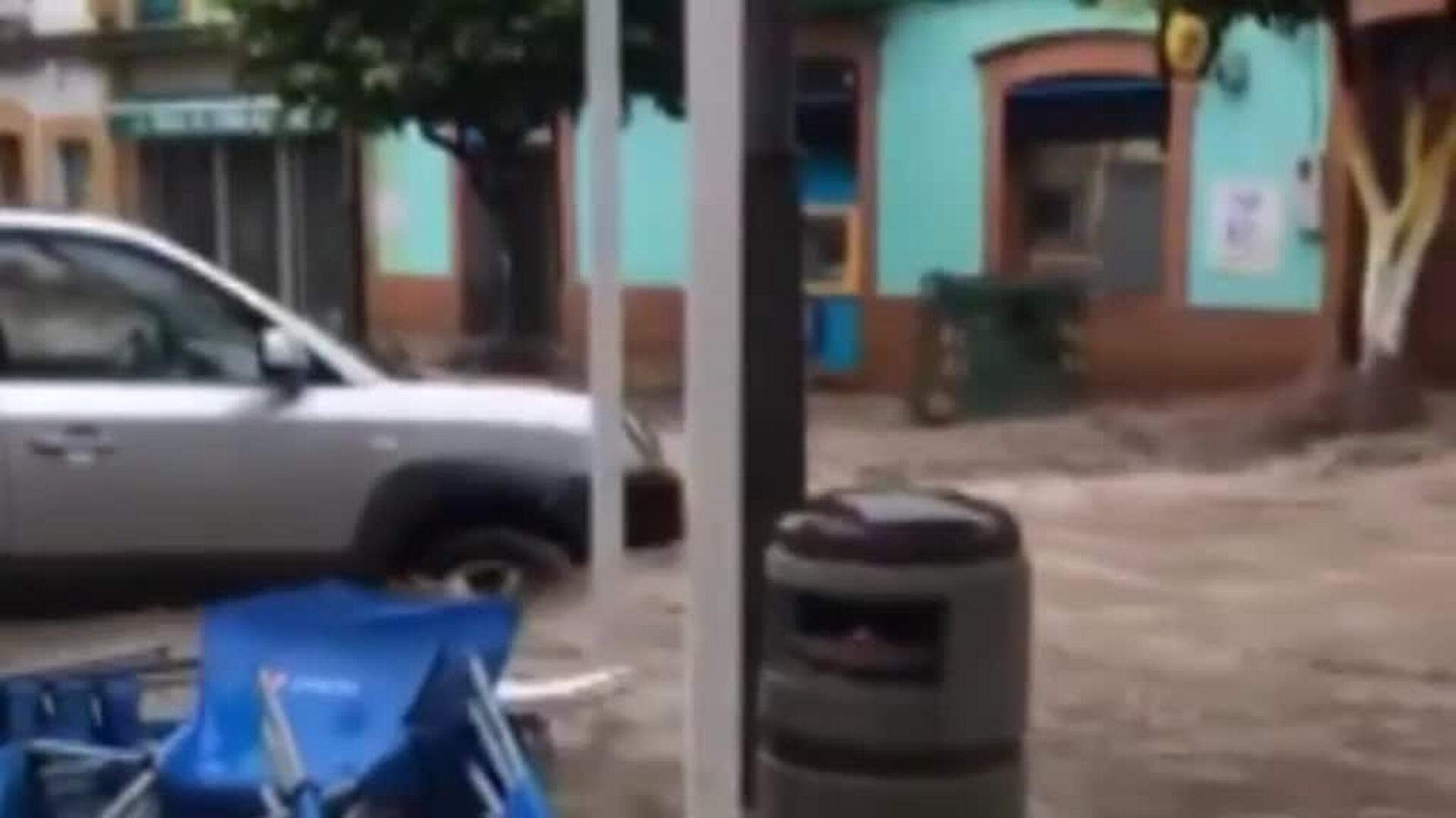 Una impresionante tromba arrasa Nerva