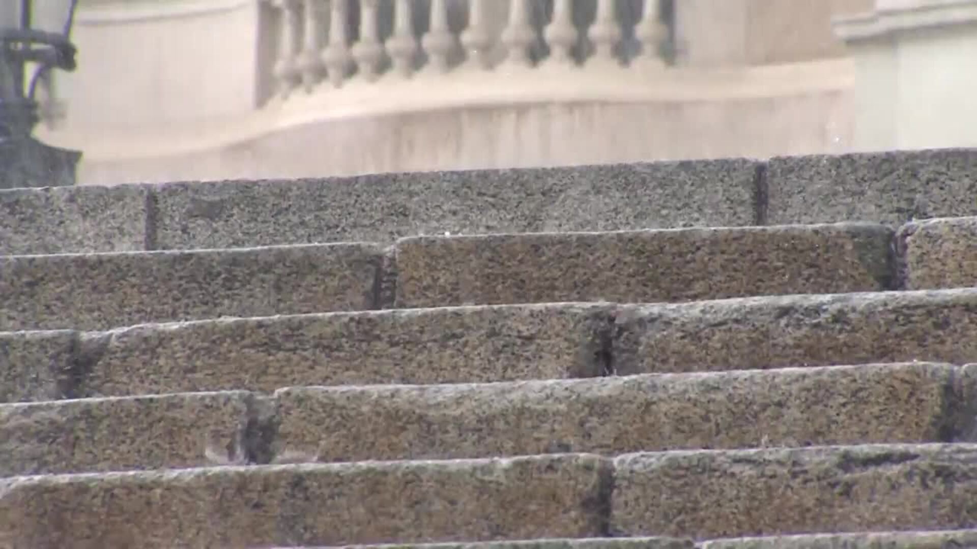 El primer Sant Jordi sin restricciones se celebra entre lluvias