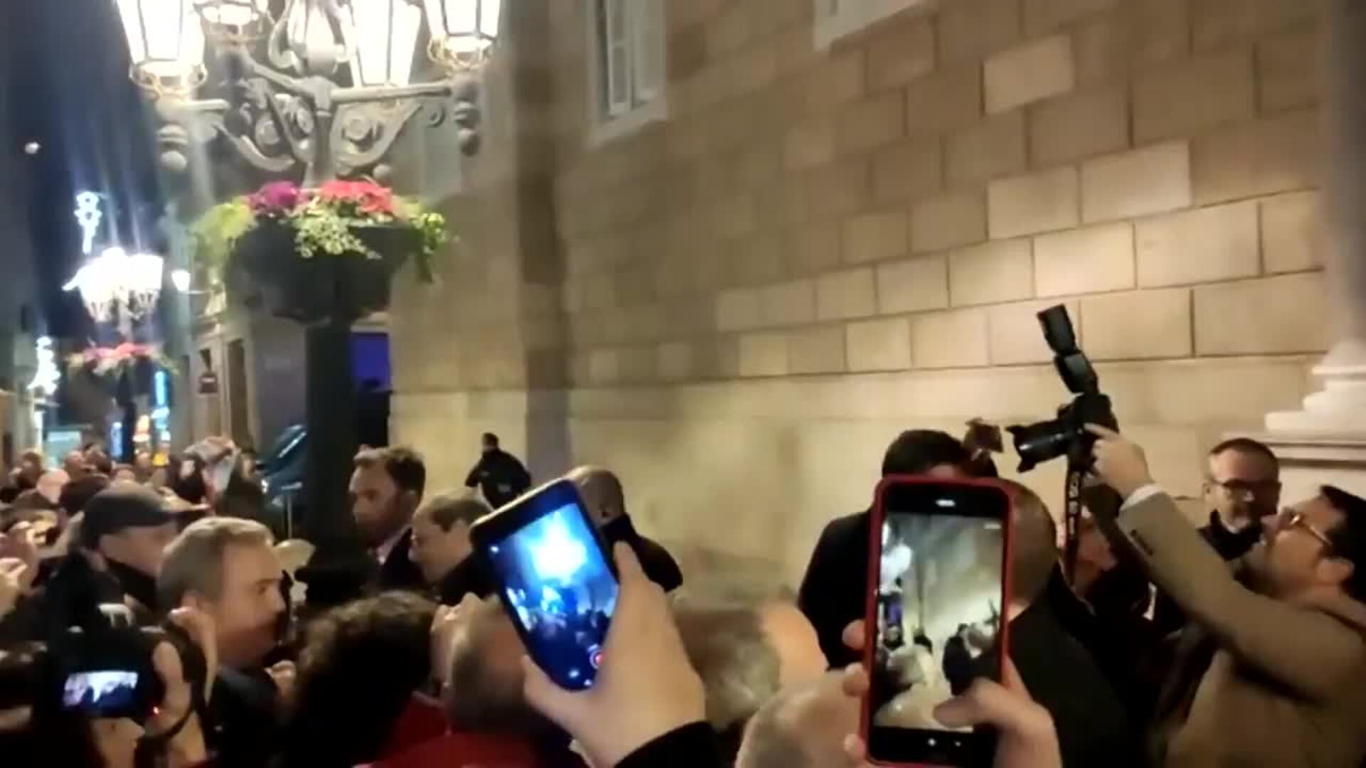 Torra entrega a la ANC la pancarta de los presos de la Generalitat