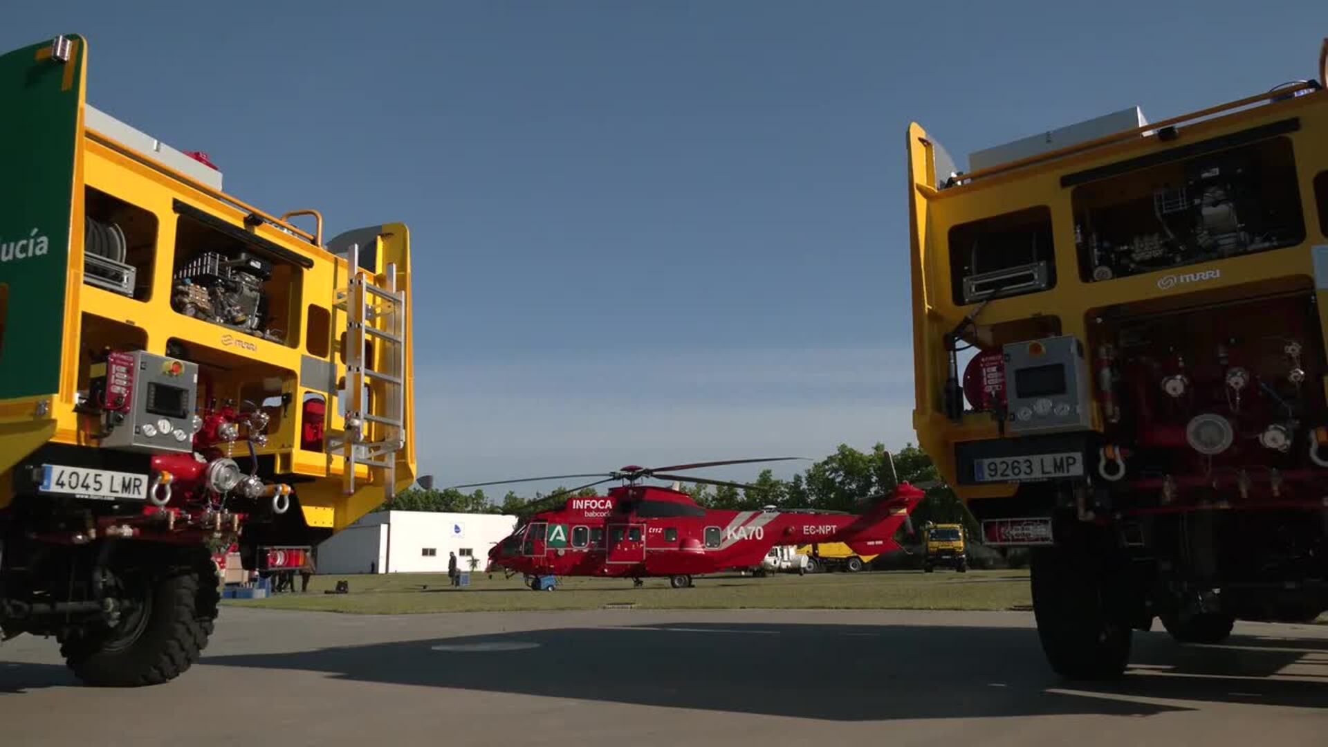 Juanma Moreno presenta tres nuevos helicópteros y nuevos camiones autobomba para el Infoca