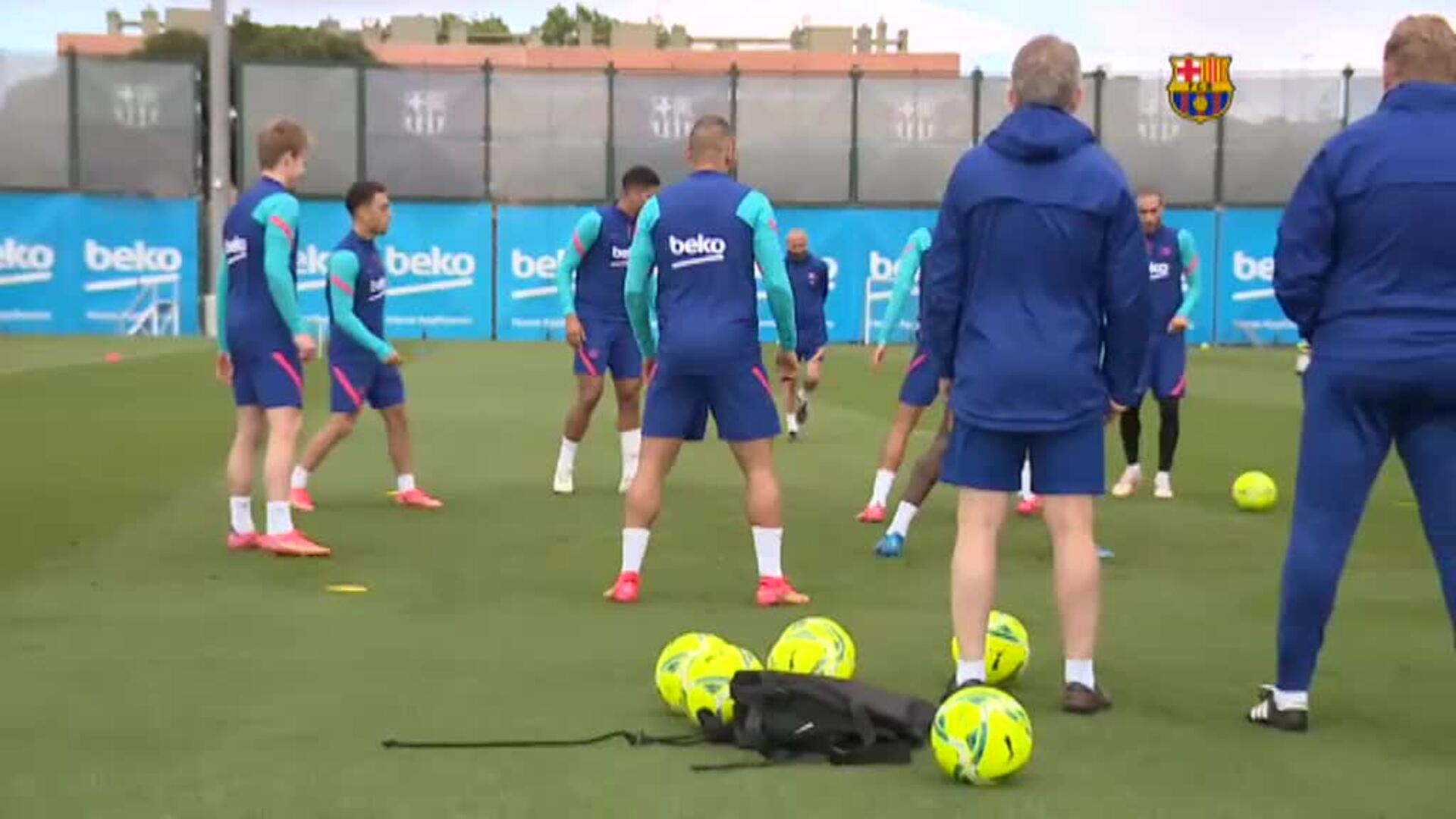 Araujo y Sergi Roberto acabaron el partido del martes lesionados y se pierden las dos últimas jornadas