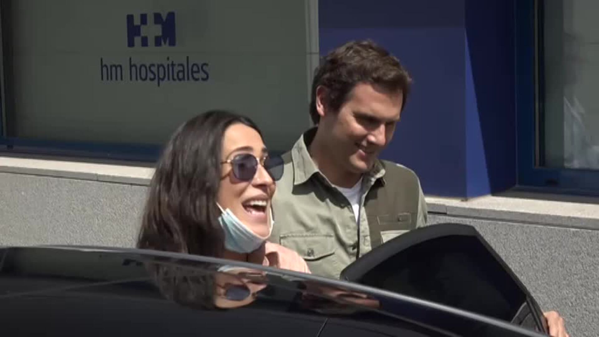 Malú y Albert Rivera abandonan el hospital con su hija recién nacida