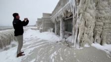 La impactante imagen de un restaurante cubierto de nieve y escarcha en Nueva York tras el paso de la tormenta Elliot