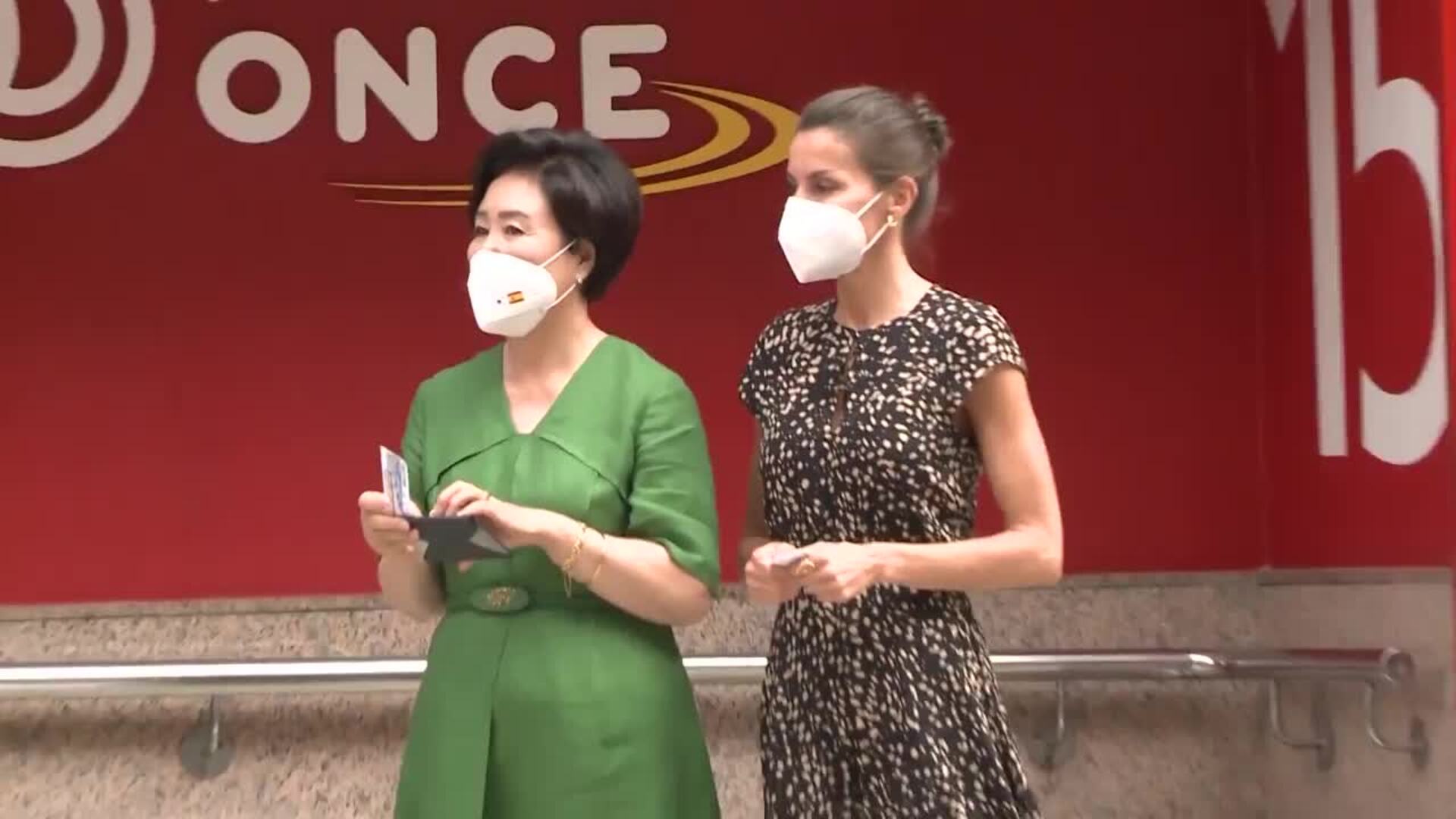 La Reina Letizia prueba suerte comprando un cupón de la ONCE