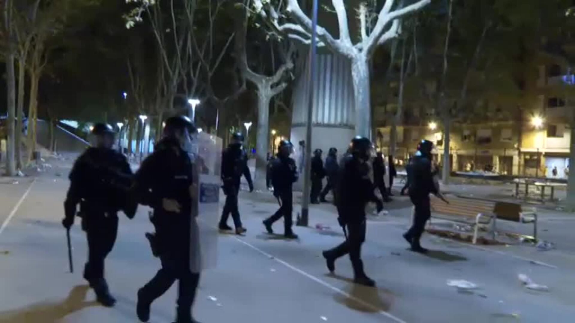 Continúan las aglomeraciones y los botellones en las calles de Barcelona por las fiestas de Sants