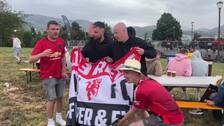 Seguidores del Manchester United siguen el encuentro desde su zona de aficionados