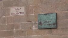 Turistas disfrutan en Santiago de Compostela de tiempo agradable este primer día de mayo festivo
