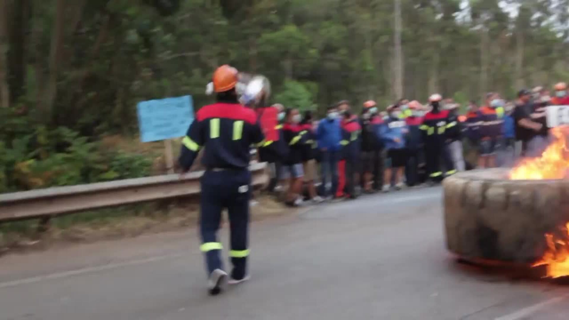 Trabajadores de Alcoa continúan sus protestas con una barricada