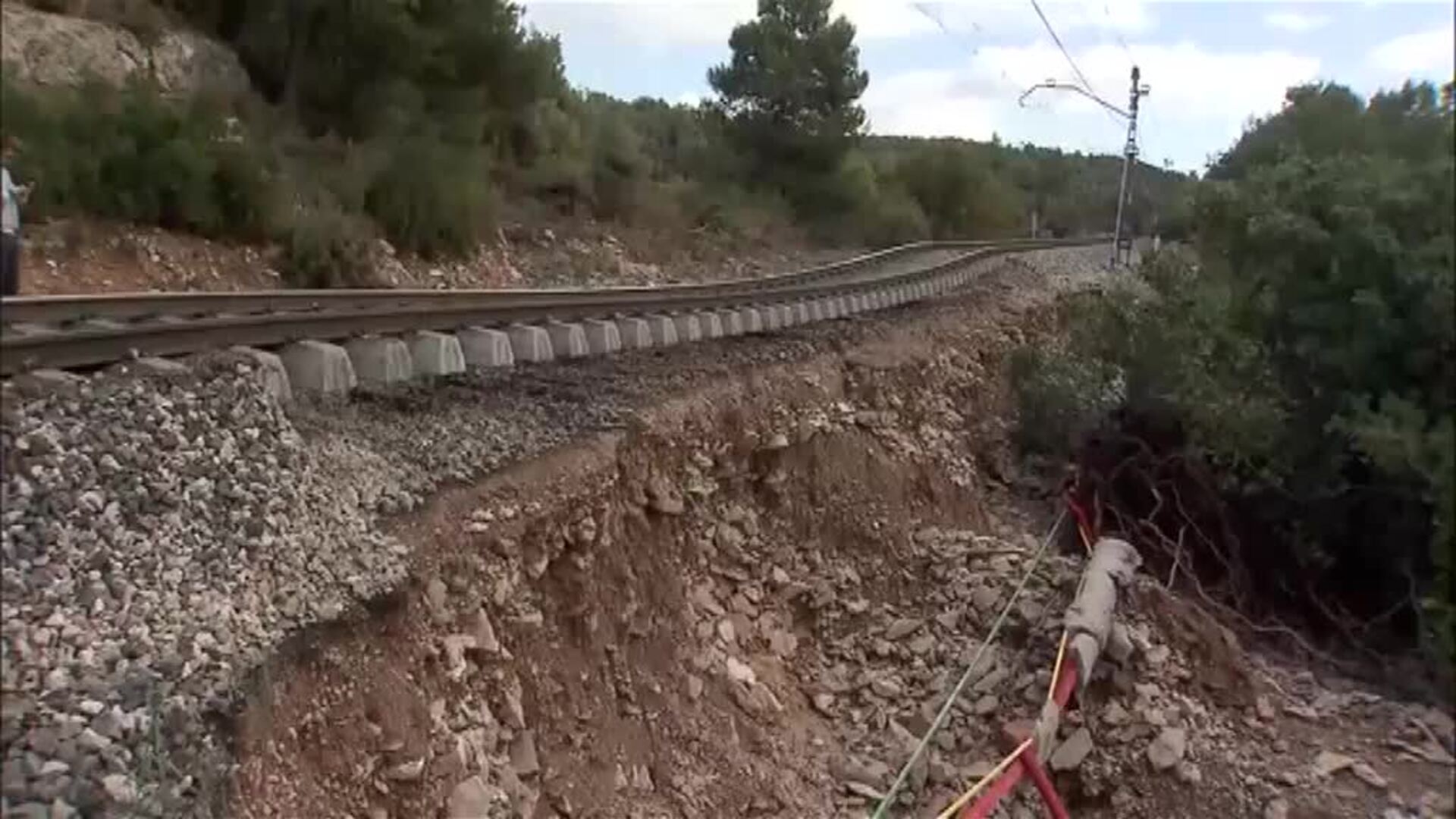 Una vía del tren queda suspendida en el aire después del paso de la DANA en Albí