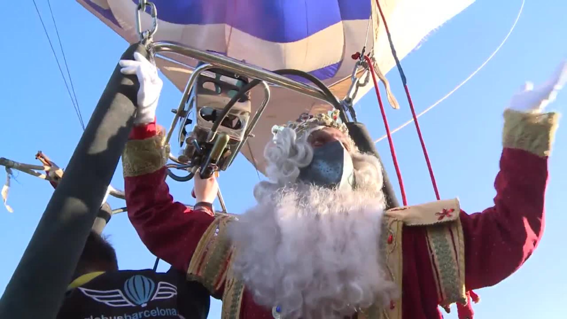 Reyes Magos vuelan en globo para repartir ilusión a los niños de Cáceres
