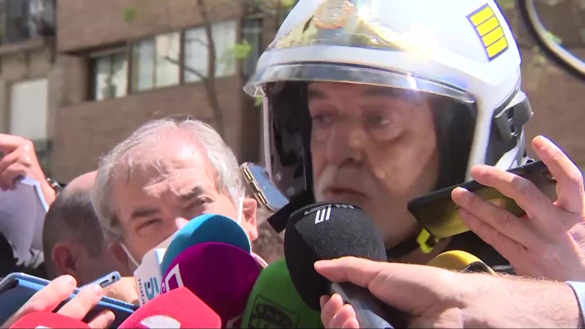 Buscan a dos operarios entre los escombros tras la explosión en un edificio de Madrid