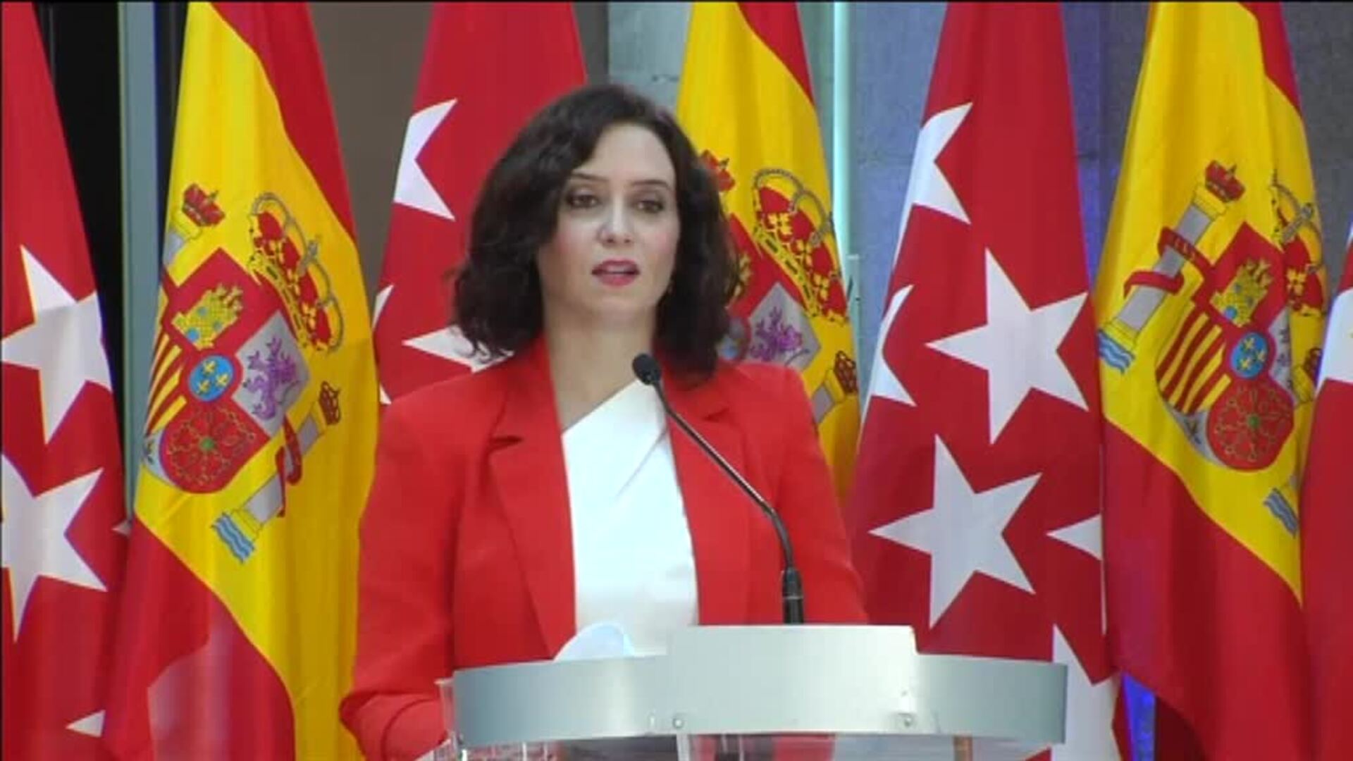 La presidenta de la Comunidad de Madrid, Isabel Díaz Ayuso, y el presidente del Gobierno, Pedro Sánchez, se saludan durante su comparecencia conjunta tras la reunión