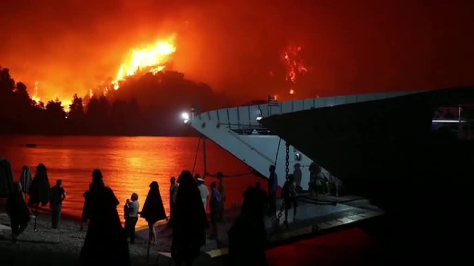 Los incendios en Grecia obligan a evacuar a 650 personas de la isla de Evia