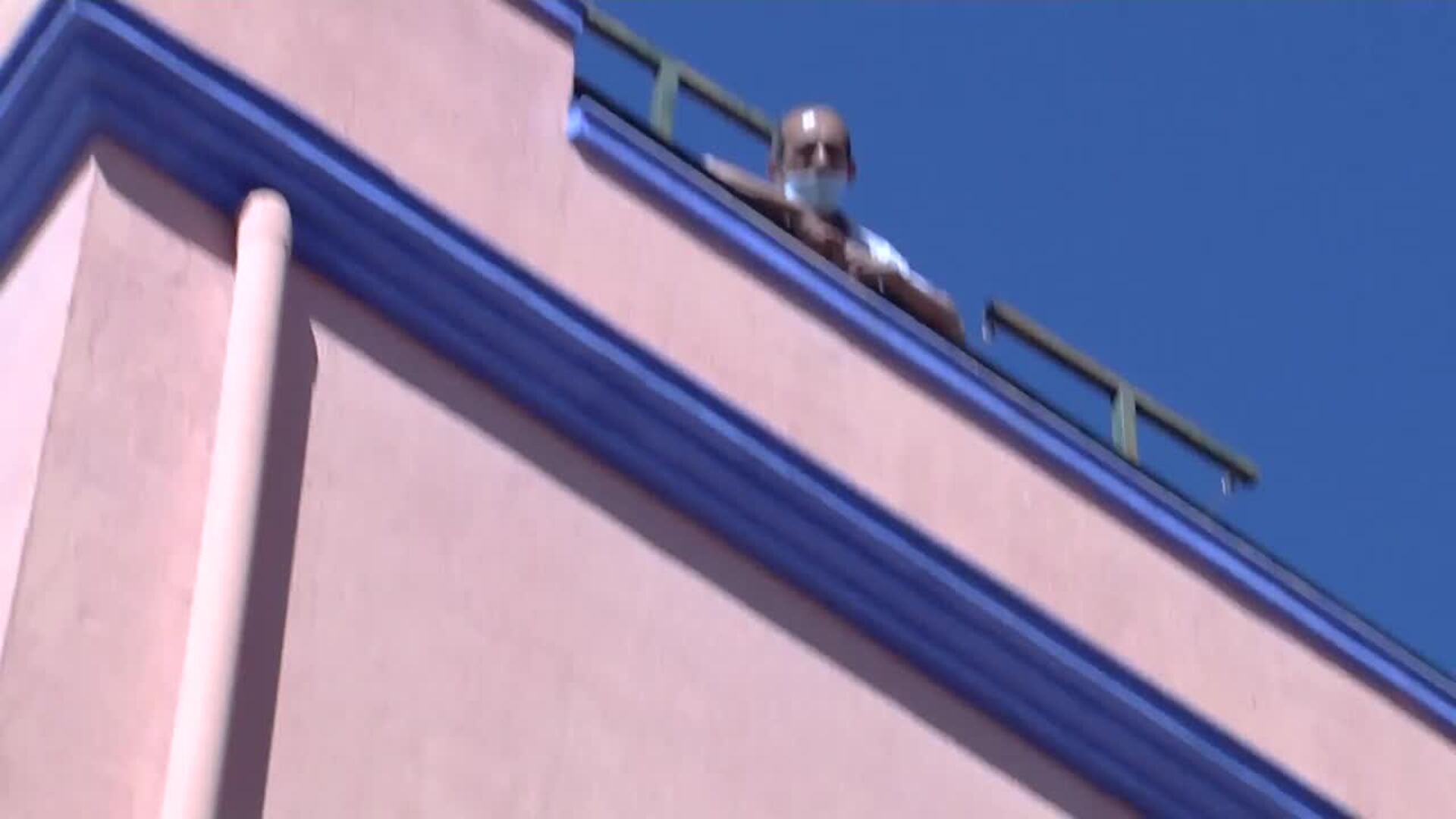 Residentes de la pensión aislada en Algeciras (Cádiz) por Covid dicen no entender la cuarentena