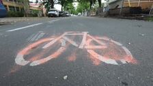 Activistas pintan un carril bici no oficial en una calle del norte de Berlín