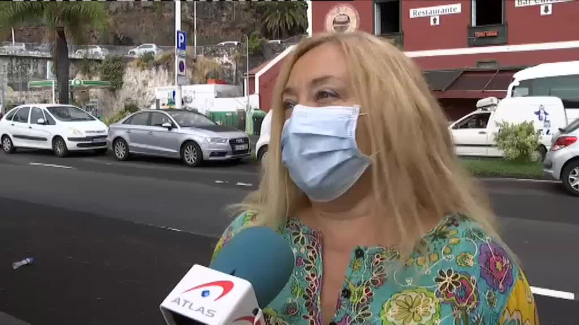 Los vecinos retiran la ceniza que ha cubierto toda la isla