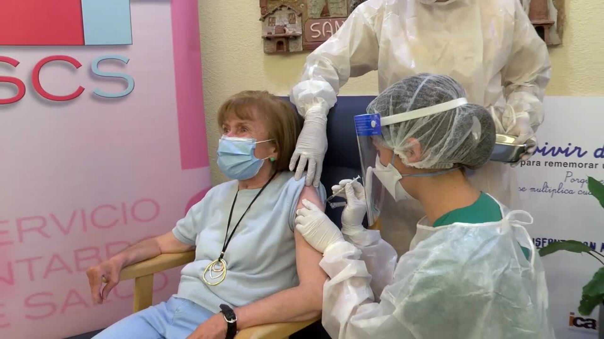 María Dolores Luzuriaga, de 72 años, primera cántabra en recibir la vacuna