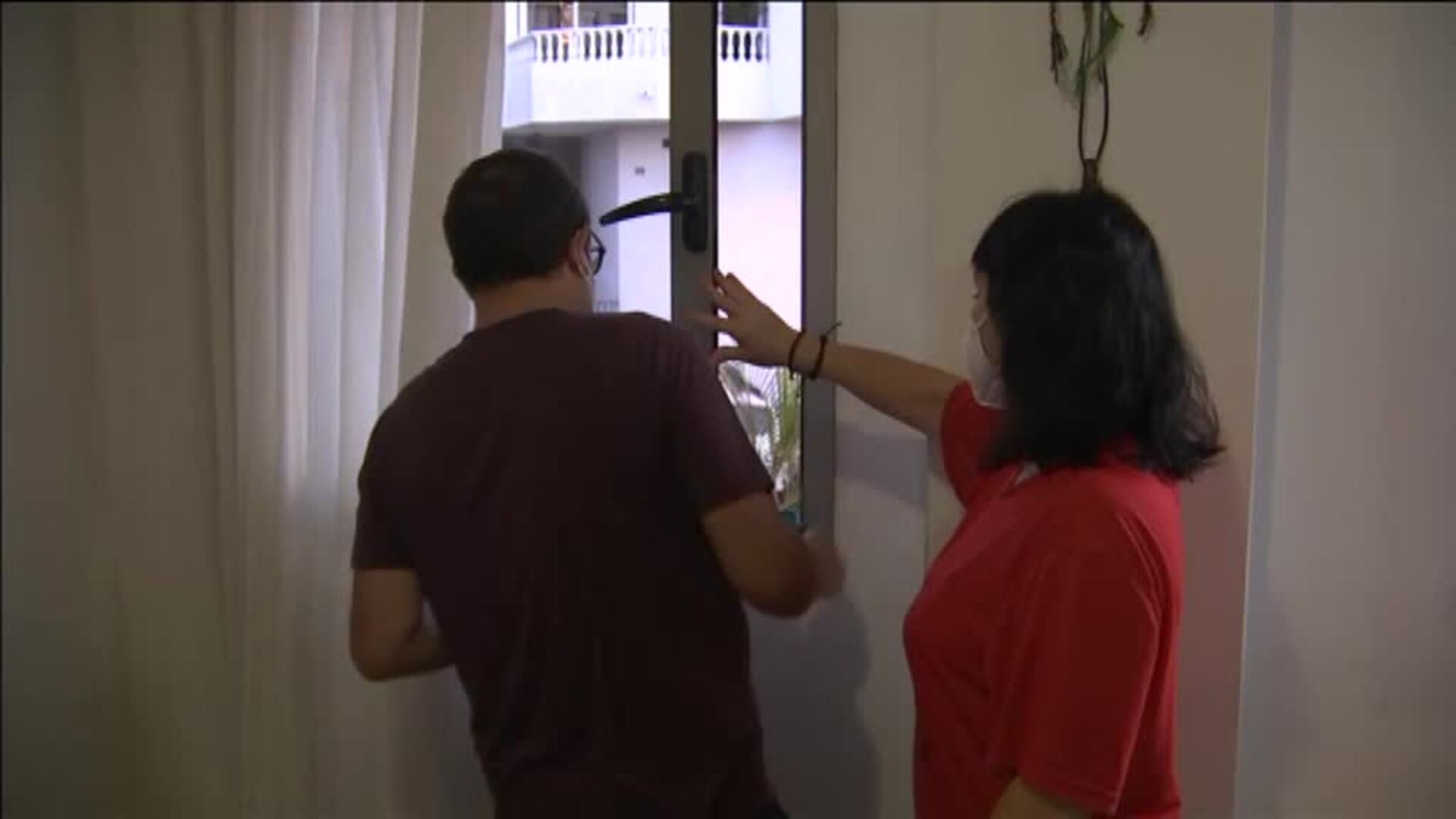 La colada más cercana a la población llega al mar y fuerza el confinamiento de miles de personas