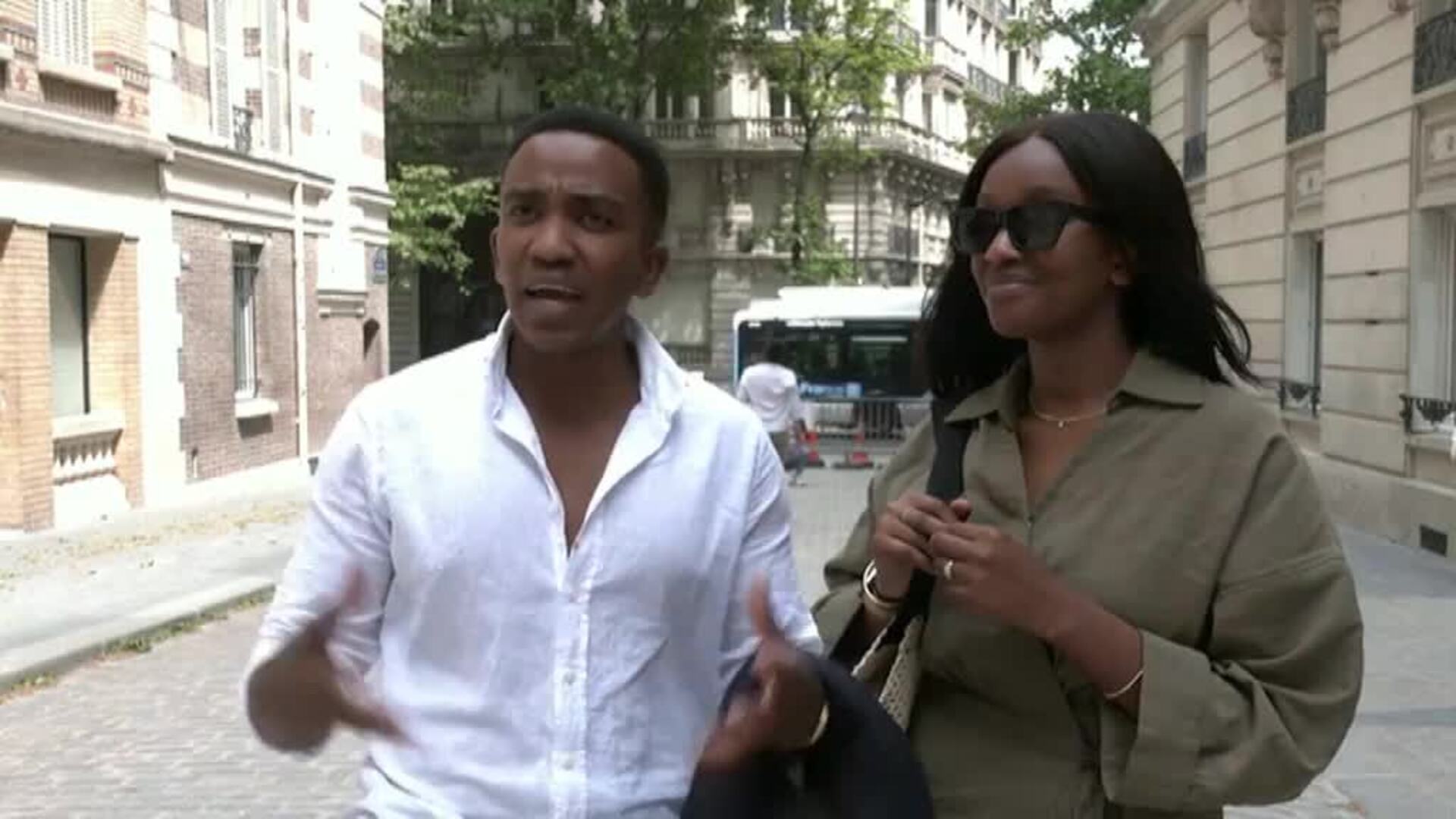 Miles de turistas vuelven a llenar las calles de parís