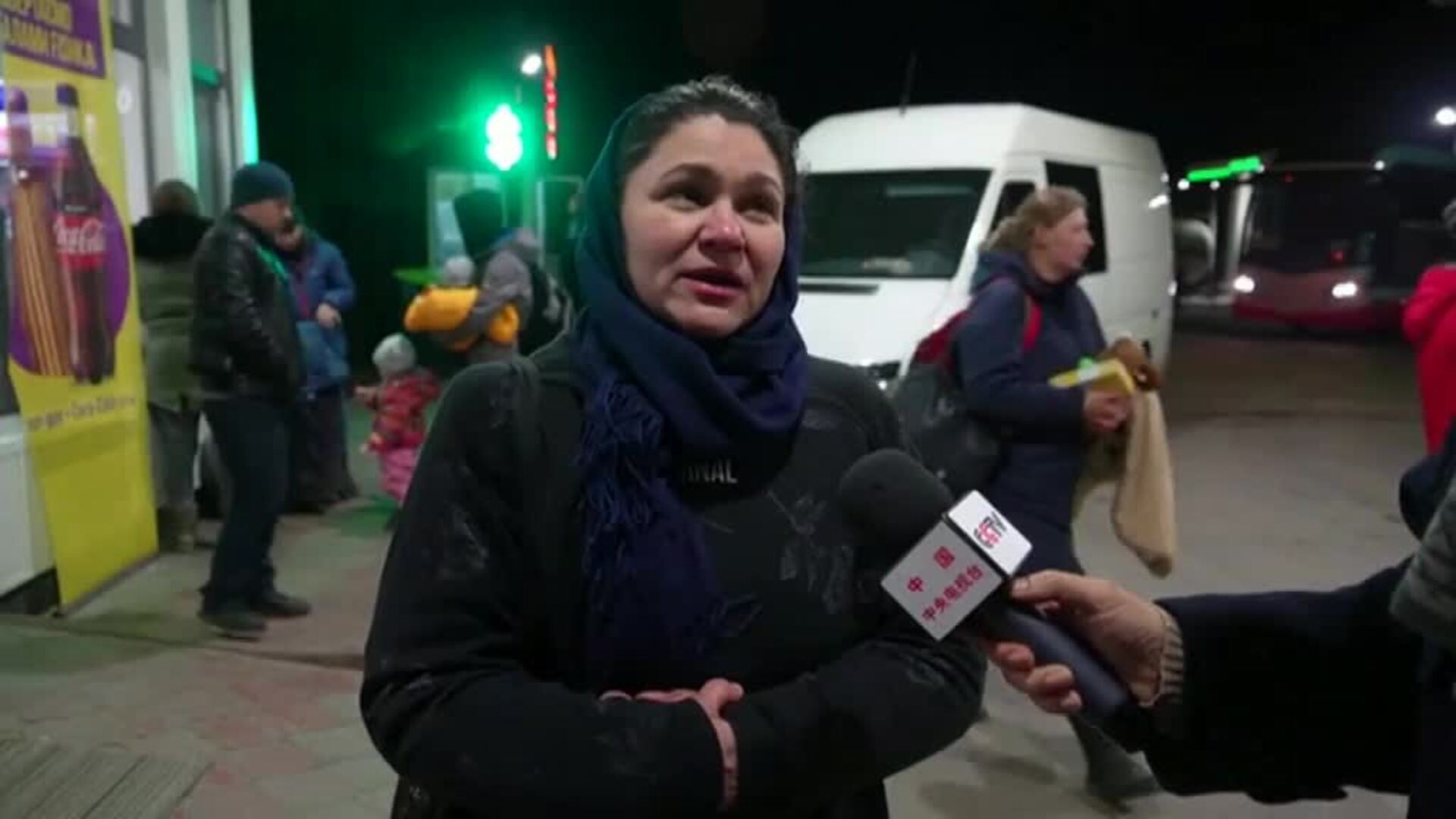 Largas colas de refugiados ucranianos en la frontera para entrar en Polonia