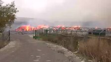 Bomberos trabajan en un incendio cerca de una nave de algodón en Écija