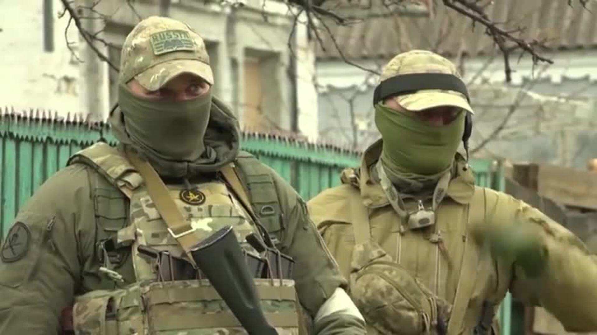 Medios rusos difunden imágenes de soldados ucranianos rindiéndose en Mariupol