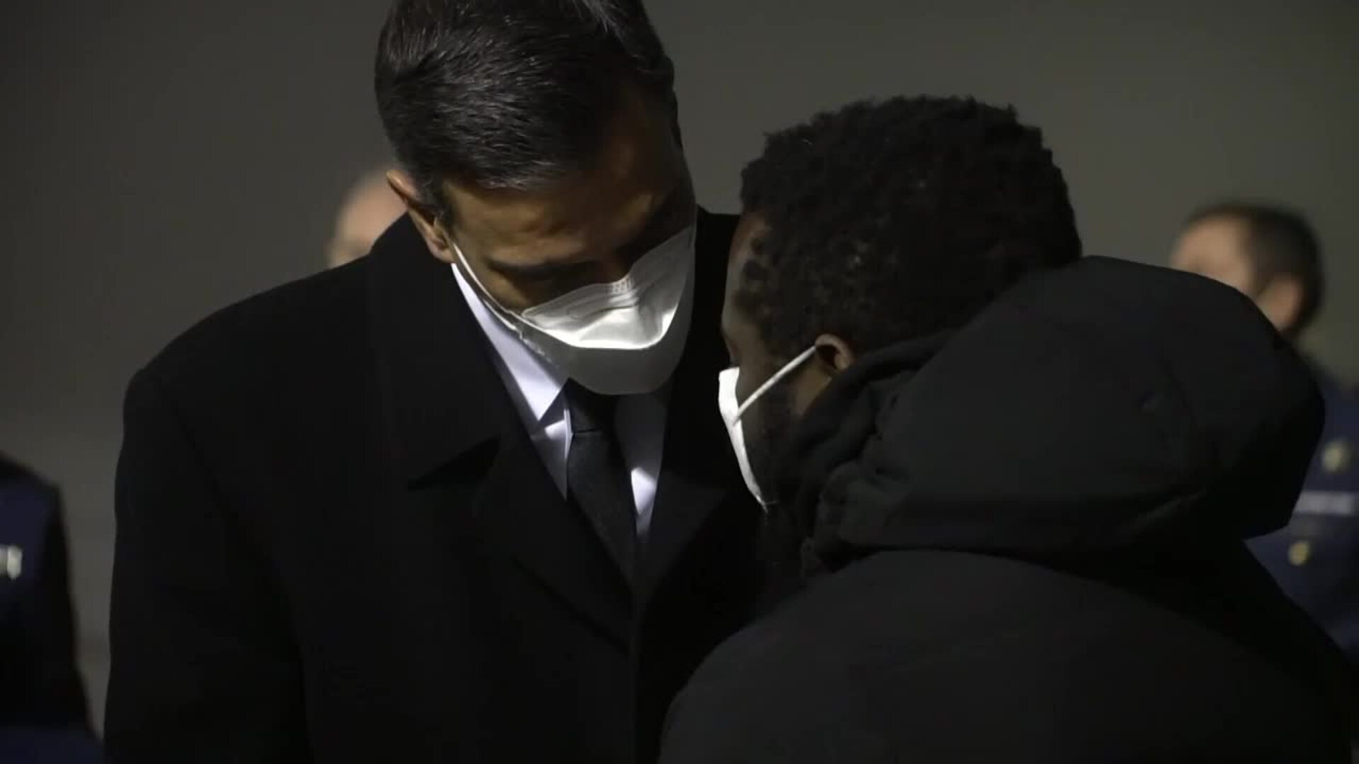 Sánchez recibe el avión con los marineros supervivientes y fallecidos