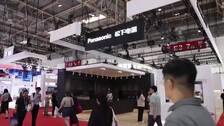 Visitantes acuden a la Exposición Internacional de la Cadena de Suministro de China en Pekín