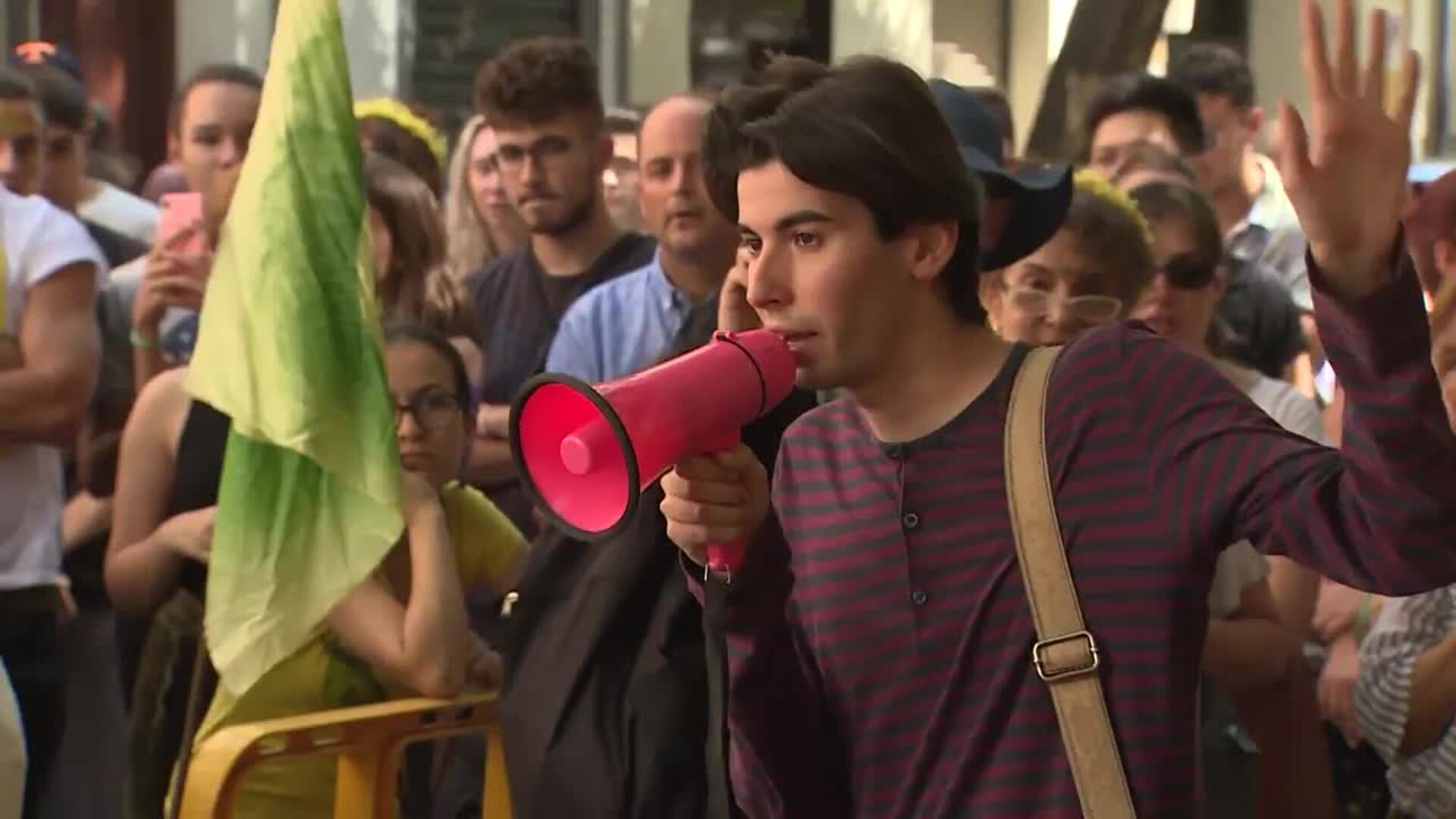 Jóvenes piden en Embajada de Brasil acabar con incendios de Amazonas