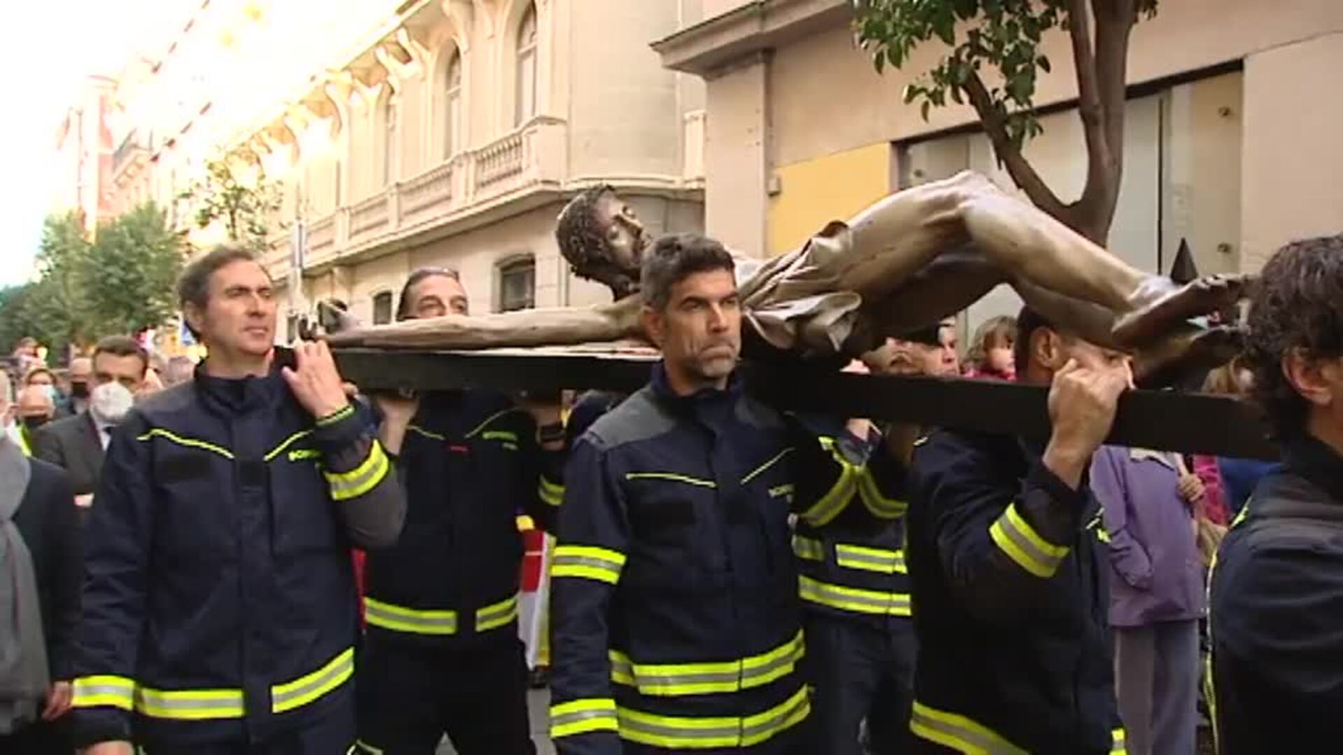 Túnicas con los colores de la bandera de Ucrania en la procesión del Cristo de los Niños en Madrid