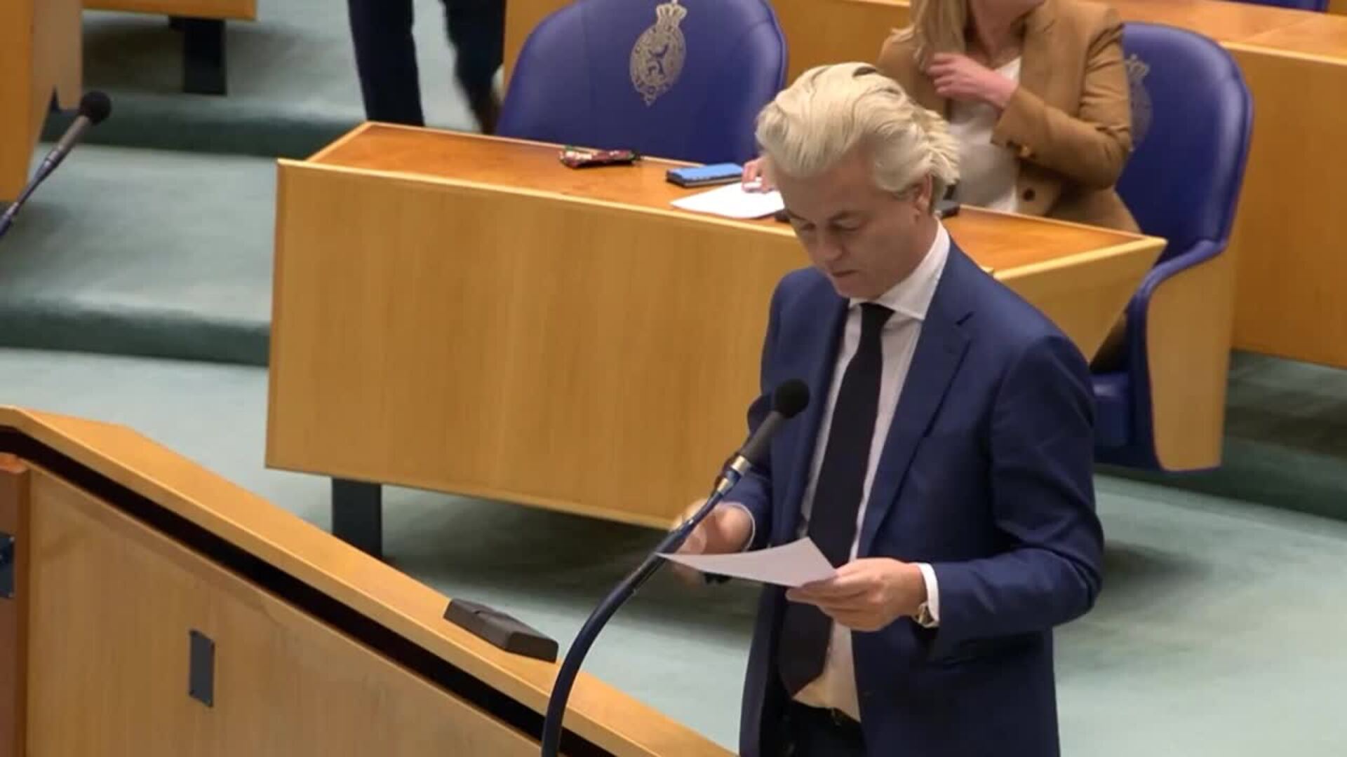 Rutte sobrevive a la moción de censura, pero el Parlamento lo desaprueba