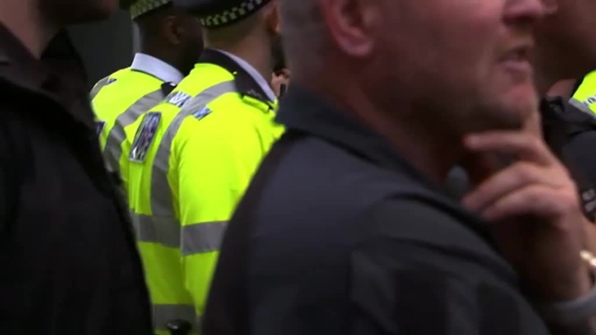 Activistas climáticos cortan el tráfico en Londres encadenándose a un coche