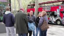 Los turistas disfrutan de Madrid pese a la bajada de temperaturas
